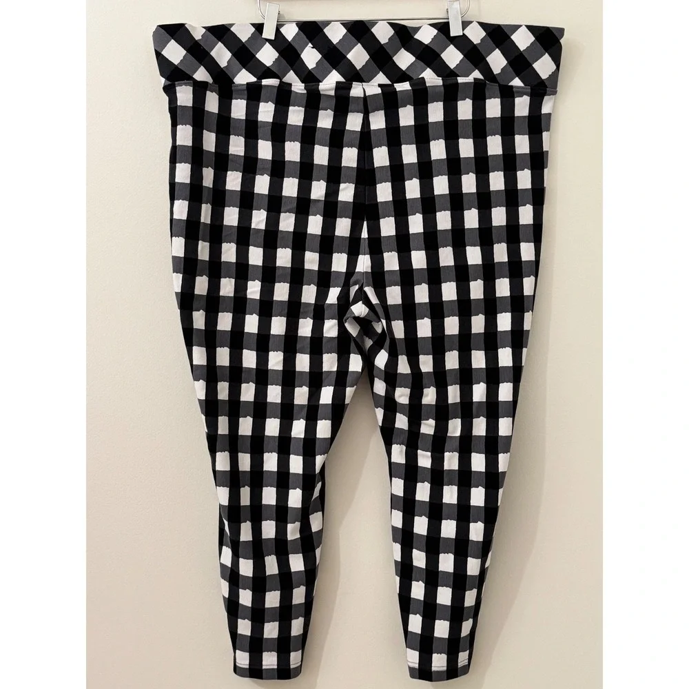 Torrid Betsey Johnson Buffalo Plaid Pull-On Crop Pants Size 5 Plus Black White